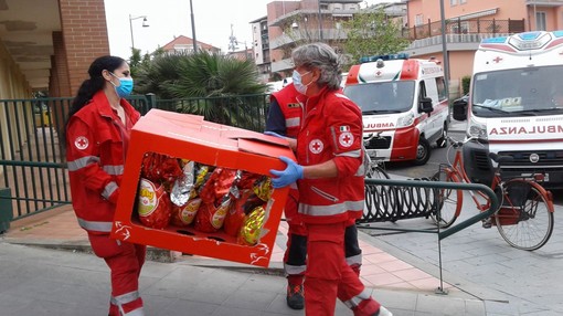 Uova di cioccolato e pizze: la speciale consegna della Croce Rossa al personale e agli ospiti del Trincheri di Albenga