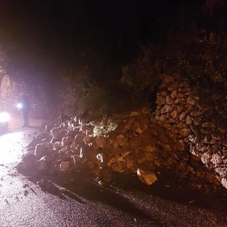 Finale, crolla un muro in via della Pineta: nessun ferito (FOTO)