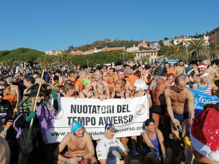 Finale, è un cimento della Befana da record con 251 partecipanti (FOTO E VIDEO)