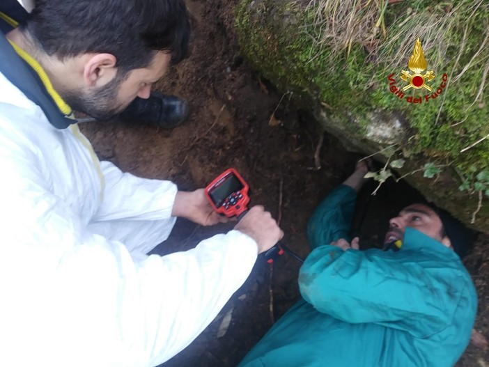 Millesimo, vigili del fuoco salvano cane rimasto intrappolato nella tana di una volpe (FOTO e VIDEO) Millesimo, vigili del fuoco salvano cane rimasto intrappolato nella tana di una volpe (FOTO e VIDEO)