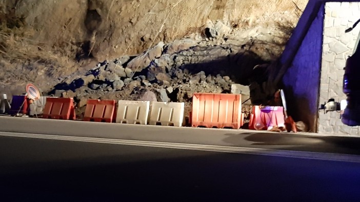 Cadono detriti sull'Aurelia a Celle: intervento dei vigili del fuoco Cadono detriti sull'Aurelia a Celle: intervento dei vigili del fuoco