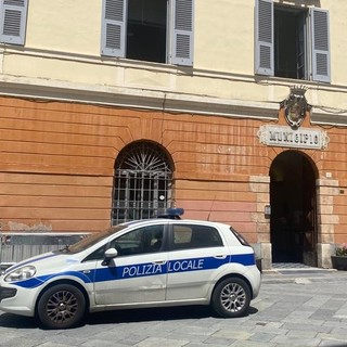 Albenga, stop alla vendita di alcolici da asporto dalle 21: nuova ordinanza del sindaco Tomatis