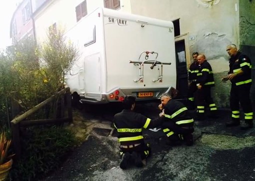 Tovo San Giacomo, camper di olandesi incastrato in via Portio a Bardino Vecchio Tovo San Giacomo, camper di olandesi incastrato in via Portio a Bardino Vecchio