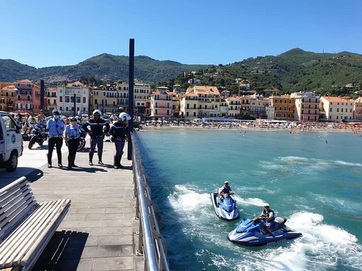 Alcuni controlli della Polizia sul molo alassino