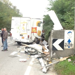 Grave incidente sulla superstrada di Vado Ligure: autista di un camion perde il controllo del mezzo e si schianta contro il muro laterale