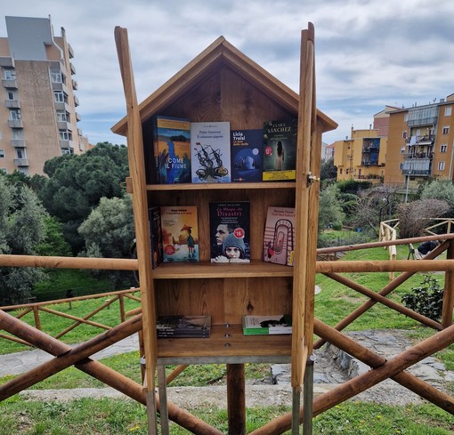I libri alla Rocca di Legino passano di mano in mano, realizzata una casetta in legno: spazio al &quot;Booksharing&quot; (FOTO)