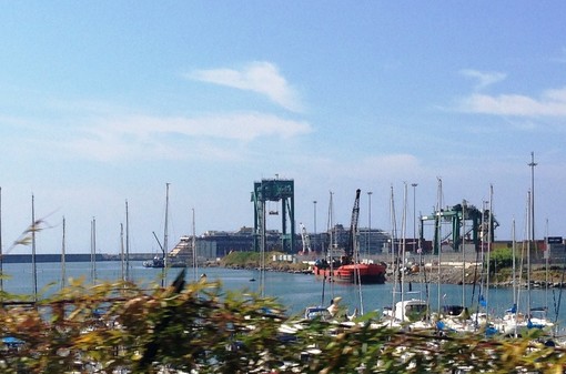 Le immagini della Costa Concordia nel porto di Genova Voltri-Pra