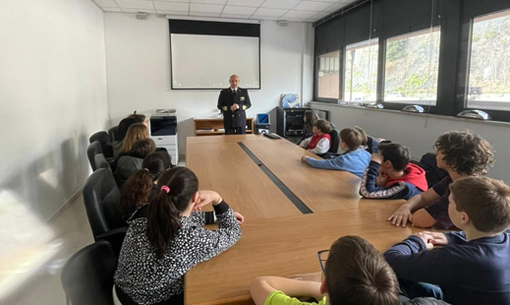 Savona, la Capitaneria di Porto e la scuola media "De André" di Albissola salpano insieme per il progetto "Sezione Blu" Savona, la Capitaneria di Porto e la scuola media "De André" di Albissola salpano insieme per il progetto "Sezione Blu"