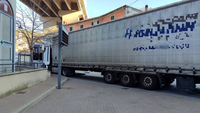 Camion incastrato a Orco Feglino, vigili del fuoco e polizia stradale sul posto