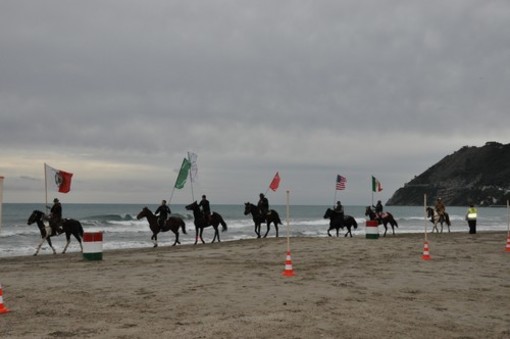 Varazze: ultimo weekend con il battesimo della sella in spiaggia