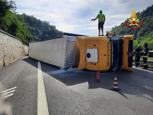 Camion ribaltato in autostrada: riaperta l'A6 tra Millesimo e Ceva Camion ribaltato in autostrada: riaperta l'A6 tra Millesimo e Ceva