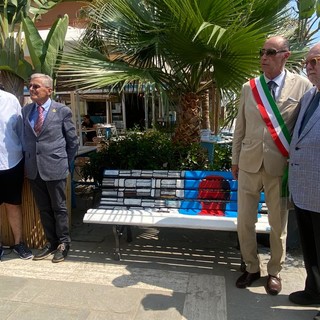 Alassio, inaugurato il restauro della panchina intitolata al Centro Pannunzio, il sindaco: "In ricordo di Chiara Spadoni, il mio cuore è con lei"