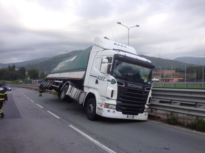 Savona, camion si ribalta sulla superstrada