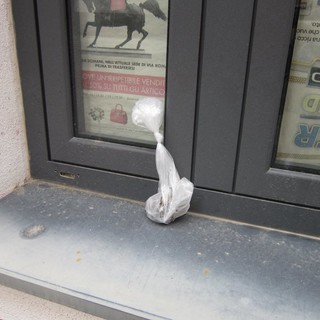 Ceriale: sacchetto di escrementi abbandonati su un davanzale in via Primo Maggio