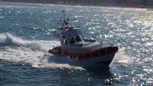 La Guardia Costiera soccorre due pescatori sportivi a largo di Savona