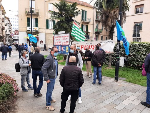 Funivie, presidio dei lavoratori e vertice in Prefettura a Savona. I sindacati: “Vogliamo risposte urgenti dal Ministero, famiglie in attesa di un futuro” (FOTO e VIDEO)