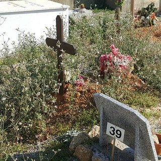 Cimiteri invasi da erba e degrado, le lamentele dei cittadini ad Albenga (FOTO)