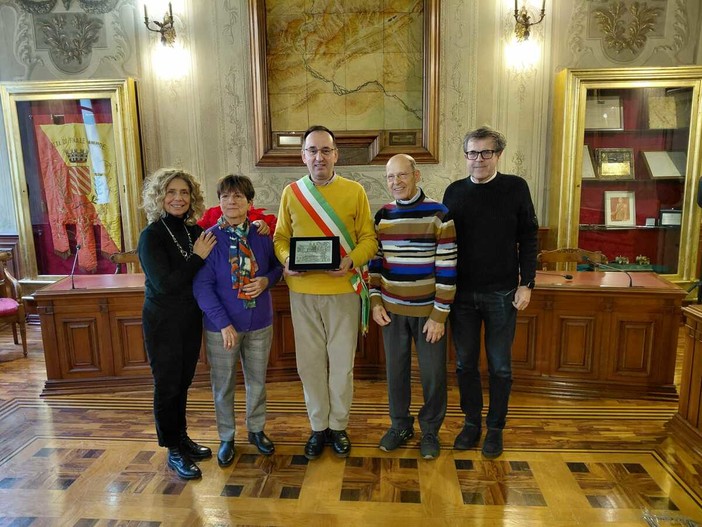 Finale Ligure celebra i 60 anni di attività per "Ciro e Gabriella": il riconoscimento dell'Amministrazione Finale Ligure celebra i 60 anni di attività per "Ciro e Gabriella": il riconoscimento dell'Amministrazione