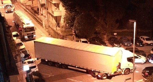 Savona, chiusura notturna della galleria Valloria: disagi alla circolazione dei mezzi pesanti (FOTO) Savona, chiusura notturna della galleria Valloria: disagi alla circolazione dei mezzi pesanti (FOTO)