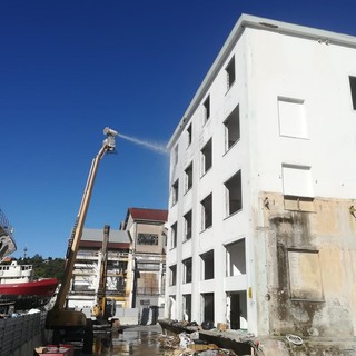 Varazze, via alla demolizione della palazzina uffici degli ex cantieri Baglietto (FOTO e VIDEO) Varazze, via alla demolizione della palazzina uffici degli ex cantieri Baglietto (FOTO e VIDEO)