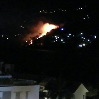 Riprendono le fiamme tra Andora e Cervo, chiusa l'Aurelia a Capo Mimosa Riprendono le fiamme tra Andora e Cervo, chiusa l'Aurelia a Capo Mimosa