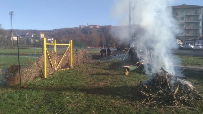 Dego si mobilita per ripulire il campo sportivo alluvionato, il sindaco Siri: "Un segnale forte. Il nostro paese sa rialzarsi facendo gruppo"