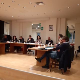 Spotorno, aria tesa in Consiglio, la minoranza abbandona l'aula: rinviata la nuova Giunta Fiorini