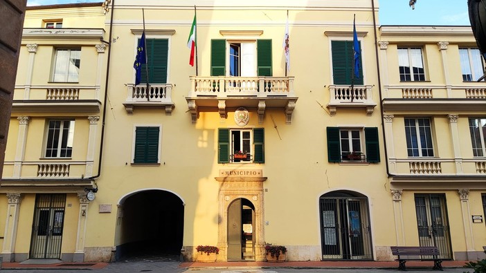 Dehor e musica nel centro storico di Pietra Ligure, Carrara: "Dalla maggioranza resoconto del Consiglio comunale falsato a proprio comodo"
