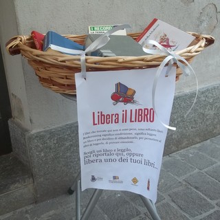 A Savona arriva una carriola carica di libri con il "summer book crossing"