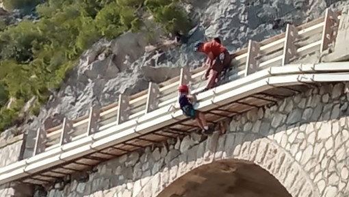 Ragazzini calati dal ponte al Malpasso: sport "improvvisati" sull'Aurelia