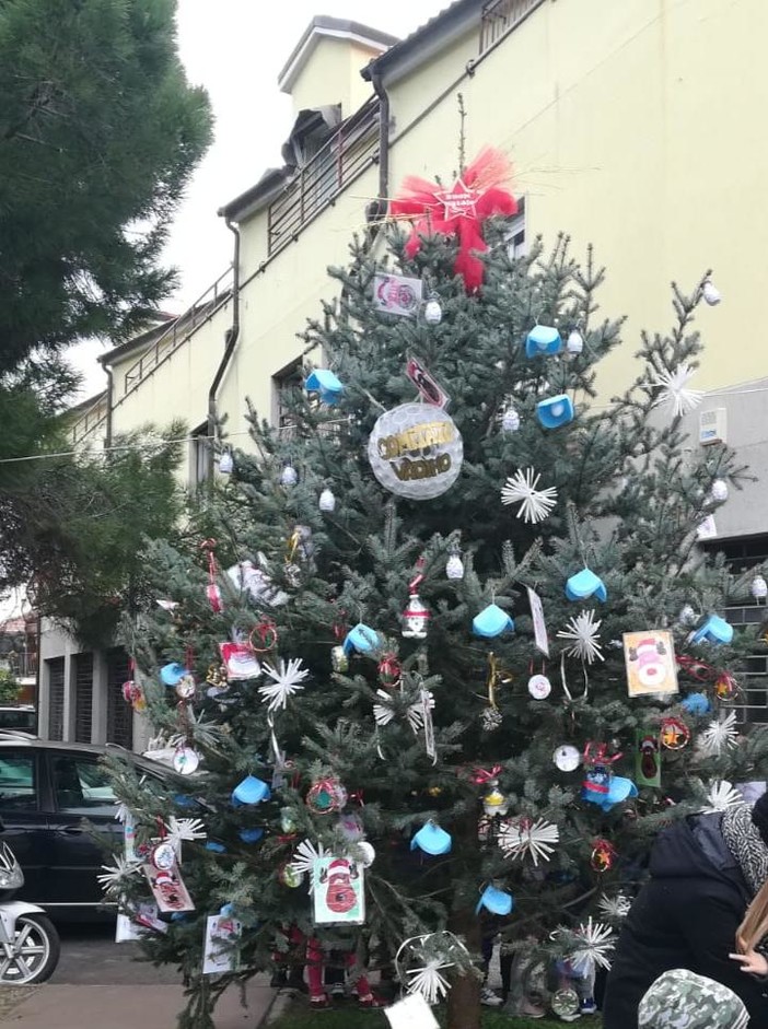 Albenga: il Comitato di Vadino valorizza il quartiere con l'albero di Natale