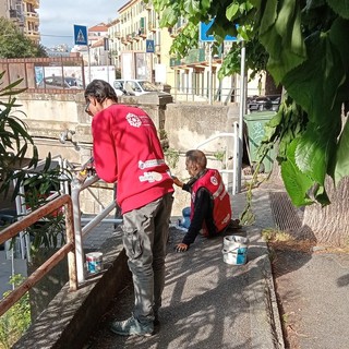 Savona, i Custodi del bello al lavoro per ridipingere le ringhiere in via Pisa e sui ponti sul Letimbro