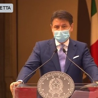 Conte: "Nuovi sacrifici per evitare un secondo lockdown che il Paese non potrebbe permettersi"