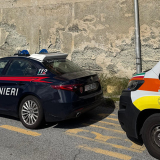 Dramma sfiorato a Savona: anziana salvata dai Carabinieri mentre tenta di lanciarsi dal balcone