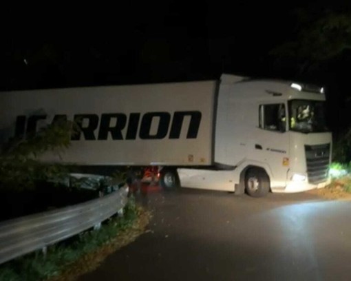 Stella, camion sbaglia strada e finisce tra San Martino e Teglia: intervento dei vigili del fuoco Stella, camion sbaglia strada e finisce tra San Martino e Teglia: intervento dei vigili del fuoco