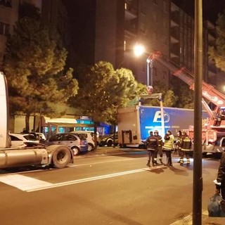 Rimorchio si sgancia dal camion in corso Tardy &amp; Benech: l'autista positivo all'alcol test