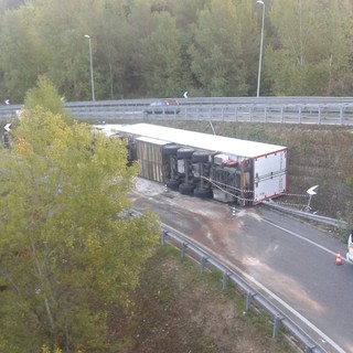Villanova d'Albenga :chiusa la rampa di accesso all'Aurelia bis direzione Albenga, camion ribaltato Villanova d'Albenga :chiusa la rampa di accesso all'Aurelia bis direzione Albenga, camion ribaltato