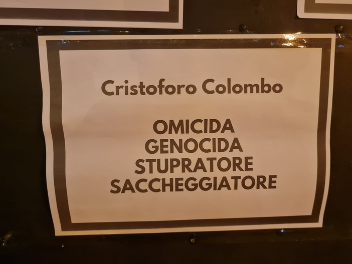 "Omicida, genocida, stupratore e saccheggiatore", cartelli contro Cristoforo Colombo sulla porta della casa natale (FOTO)