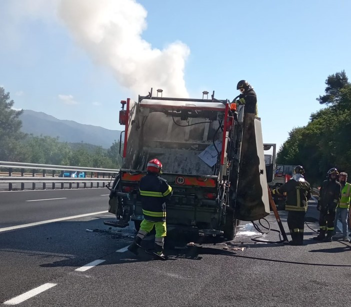 Incendio in un compattatore della carta lungo l'A10: intervento dei vigili del fuoco