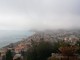 Un'altra giornata di &quot;Caligo&quot; in Liguria: la riviera avvolta dalla nebbia di mare