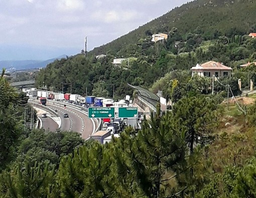 Altra giornata complicata per la viabilità: code e rallentamenti sulla A10