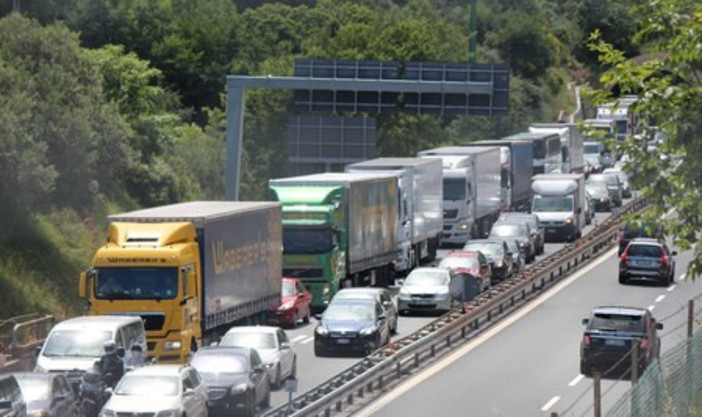 Sciopero autotrasporti, camion fermi fino al 25 aprile per il caro carburante