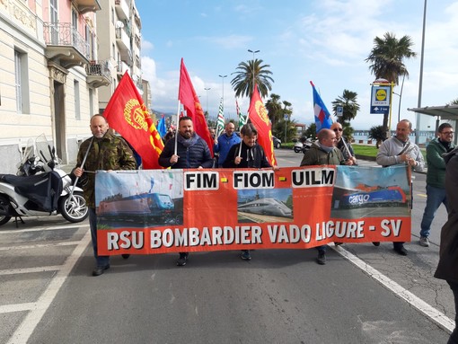 Bombardier, in cessione la parte di ingegneria propedeutica alla produzione: corteo dei lavoratori sulla via Aurelia e presidio davanti all'azienda