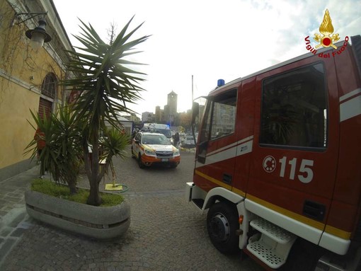 Cade con lo scooter in un dirupo ad Andora: soccorsa da 118 e vigili del fuoco