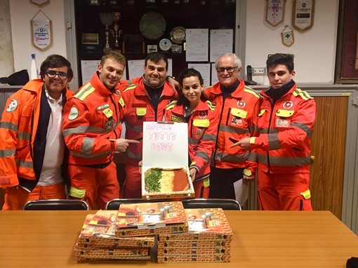 LA FOTONOTIZIA: ad Albenga &quot;gli Ottomani&quot; donano pizze alla Croce Bianca