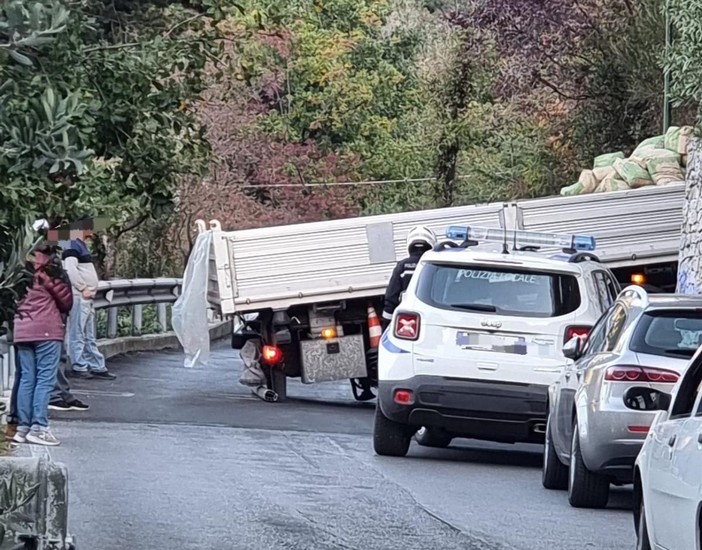 Stessa manovra sbagliata, stessi disagi al traffico: camion ancora bloccato all'ex Ruffini di Finale