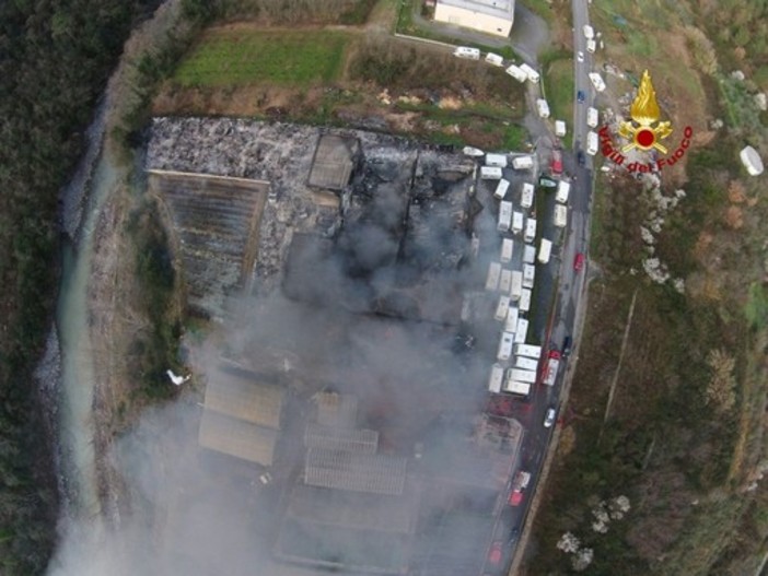 Spunta un indagato per l'incendio al rimessaggio camper di Ortovero
