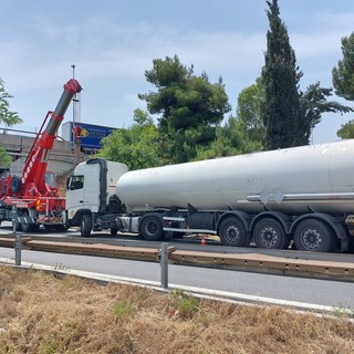 Cisterna fuori strada sulla A10 poco prima del casello di Savona: vigili del fuoco mobilitati (FOTO e VIDEO)