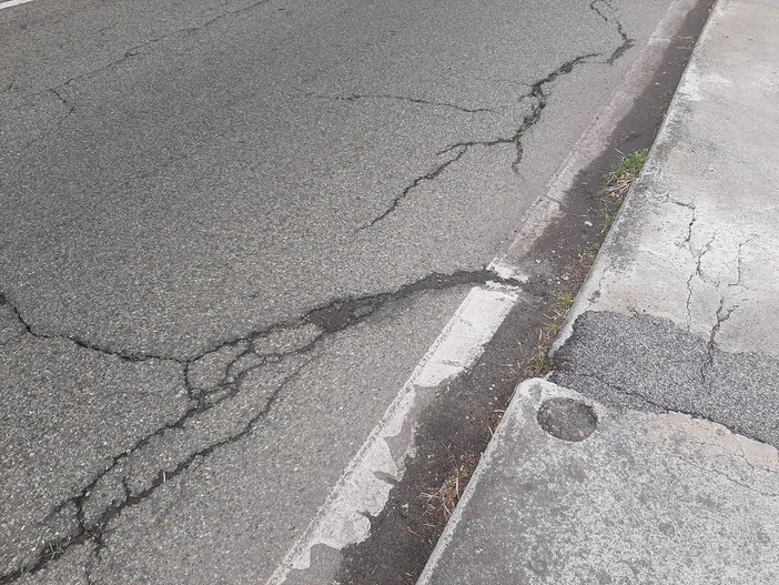 Celle, crepe stradali sull'Aurelia tra Pecorile e Capo Torre, il sindaco: "Anas ha rassicurato che la situazione non è pericolosa" (FOTO E VIDEO)