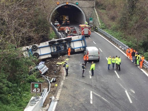 Camion travolge cantiere sulla A10: l'incidente arriva in Parlamento Camion travolge cantiere sulla A10: l'incidente arriva in Parlamento